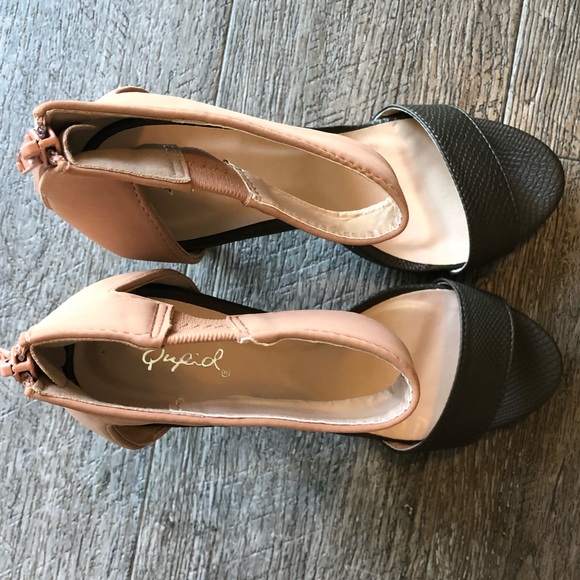 Qupid Ankle Strap Stiletto w/Platform - Picture 3 of 8